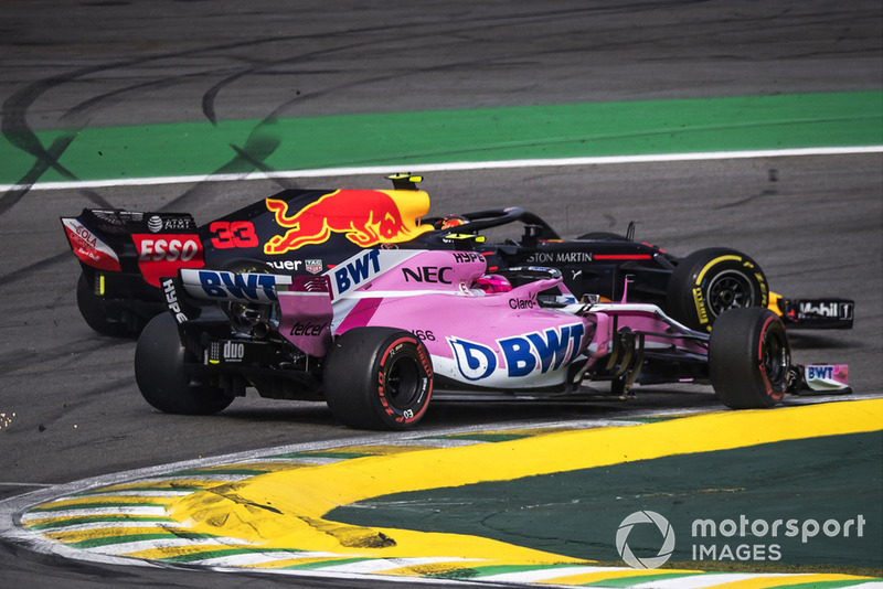 Il leader della corsa Max Verstappen, Red Bull Racing RB14 viene colpito dal doppiato Esteban Ocon, Racing Point Force India VJM11