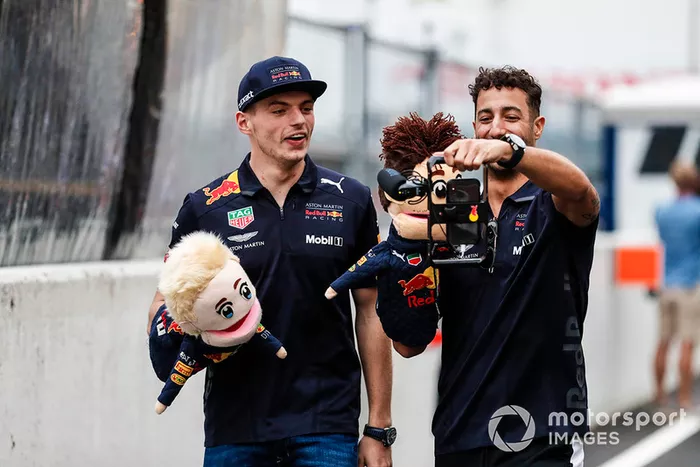 Max Verstappen, Red Bull Racing, y Daniel Ricciardo, Red Bull Racing, hacen un video con puppets