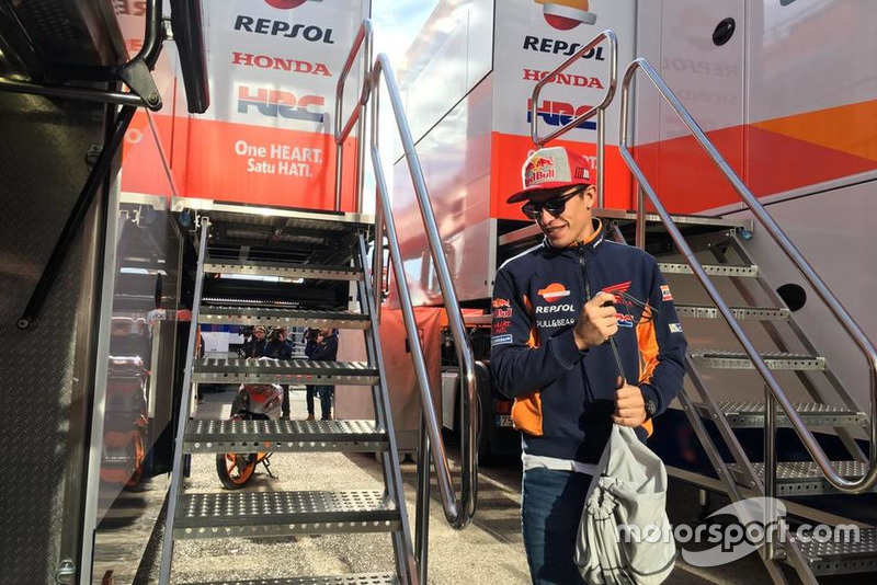 Marc Márquez si appresta a salire sul camion Repsol Honda