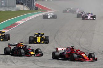 Sebastian Vettel, Ferrari SF71H ve Daniel Ricciardo, Red Bull Racing RB14