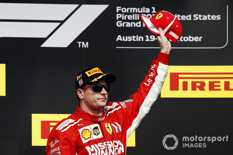 Kimi Raikkonen, Ferrari, festgeggia sul podio dopo la vittoria della gara