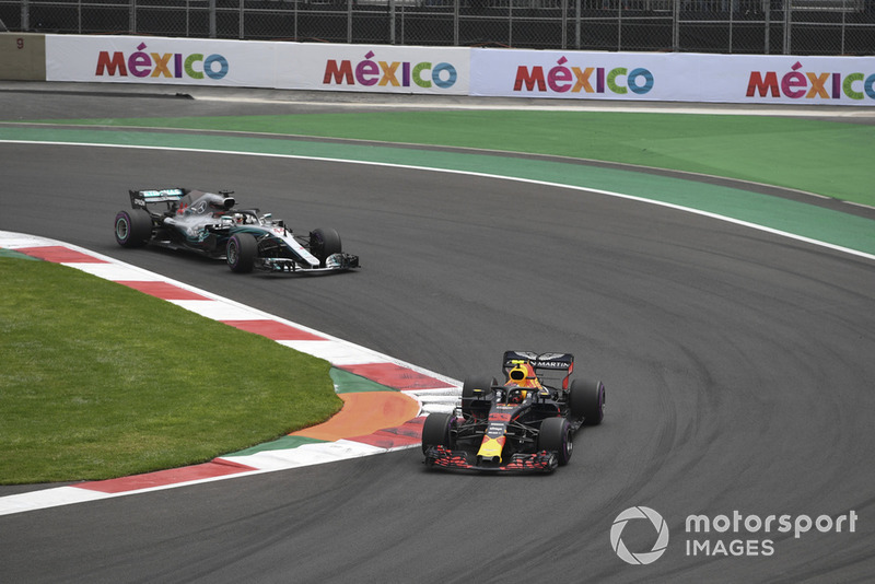 Max Verstappen, Red Bull Racing RB14 y Lewis Hamilton, Mercedes-AMG F1 W09