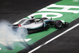 Lewis Hamilton, Mercedes AMG F1 W09 EQ Power+, esegue un doughnut per festeggiare il suo quinto Titolo Mondiale