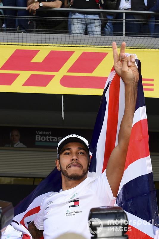 Lewis Hamilton, Mercedes AMG F1, festeggia con il suo team