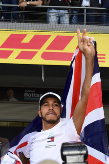 Lewis Hamilton, Mercedes AMG F1 celebrates with his team