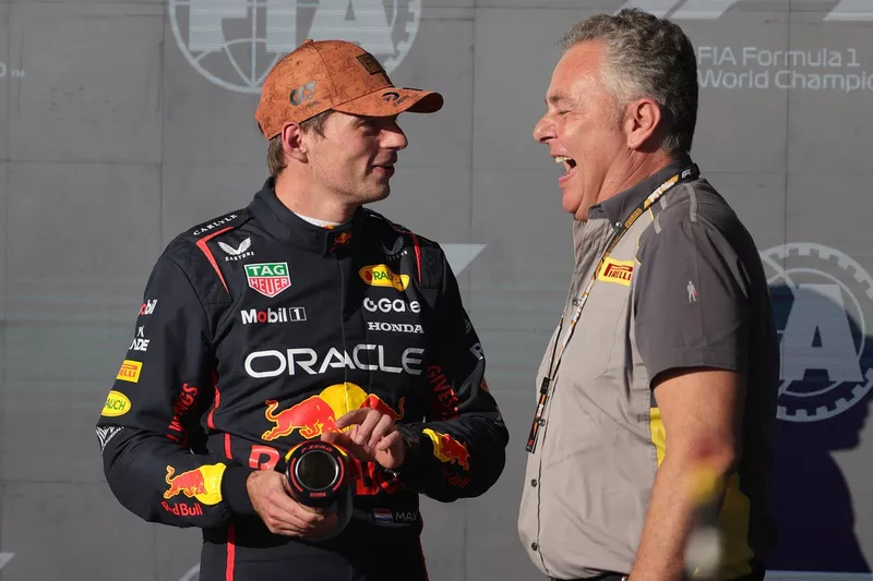 Max Verstappen, Red Bull Racing, Mario Isola, directeur de Pirelli F1 