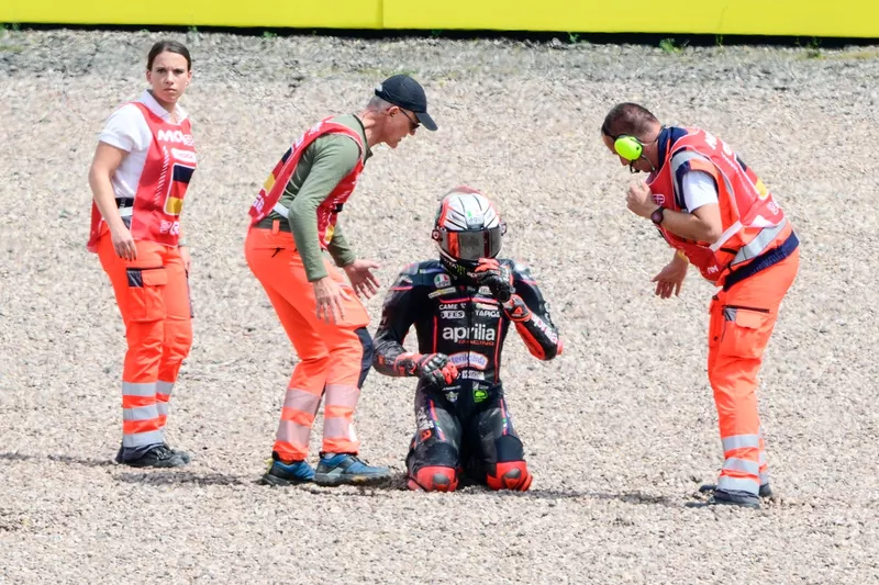Marco Bezzecchi, Aprilia Racing Team chute