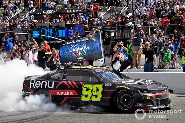 Daniel Suárez, TrackHouse Racing, Onx Homes / Renu Chevrolet Camaro celebra su victoria