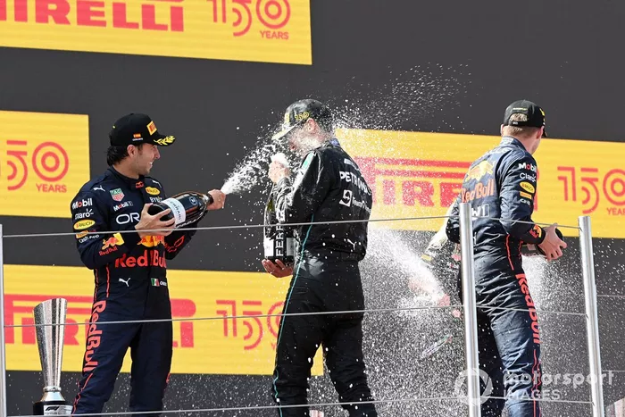 Podio: segundo lugar Sergio Pérez, Red Bull Racing, ganador Max Verstappen, Red Bull Racing Racing, y tercer lugar George Russell, Mercedes-AMG