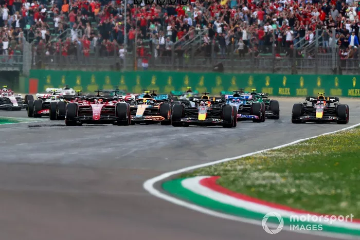 Max Verstappen, Red Bull Racing RB18, Charles Leclerc, Ferrari F1-75, Lando Norris, McLaren MCL36, Kevin Magnussen, Haas VF-22, Fernando Alonso, Alpine A522, en la salida