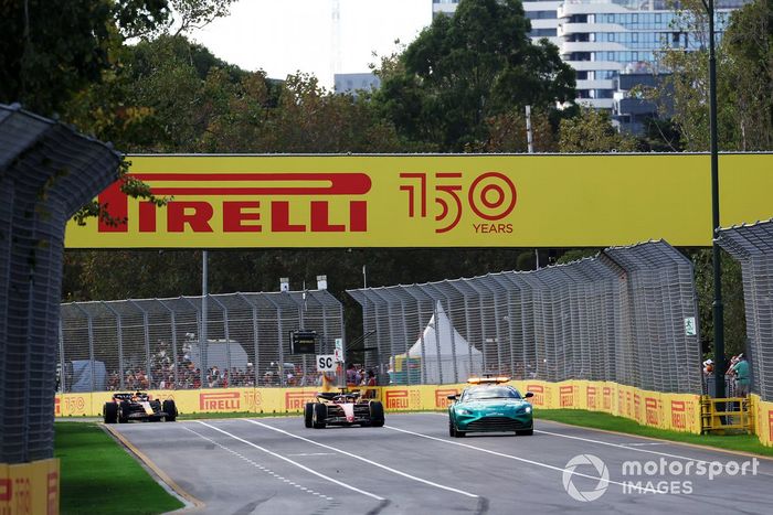 El Safety Car Charles Leclerc, Ferrari F1-75, Max Verstappen, Red Bull Racing RB18