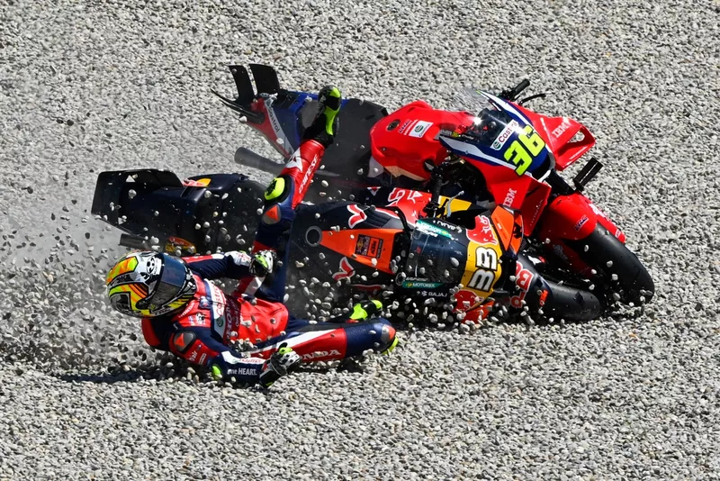 Brad Binder (Red Bull KTM Factory Racing) et Joan Mir (Honda HRC) ont chuté