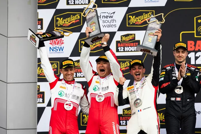 N.º 86 Porsche 911 GT3 R de High Class Racing: Dorian Boccolacci, Anders Fjordbach, Kerong Li