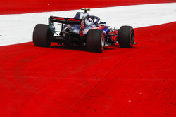 Pierre Gasly, Scuderia Toro Rosso STR13 runs wide