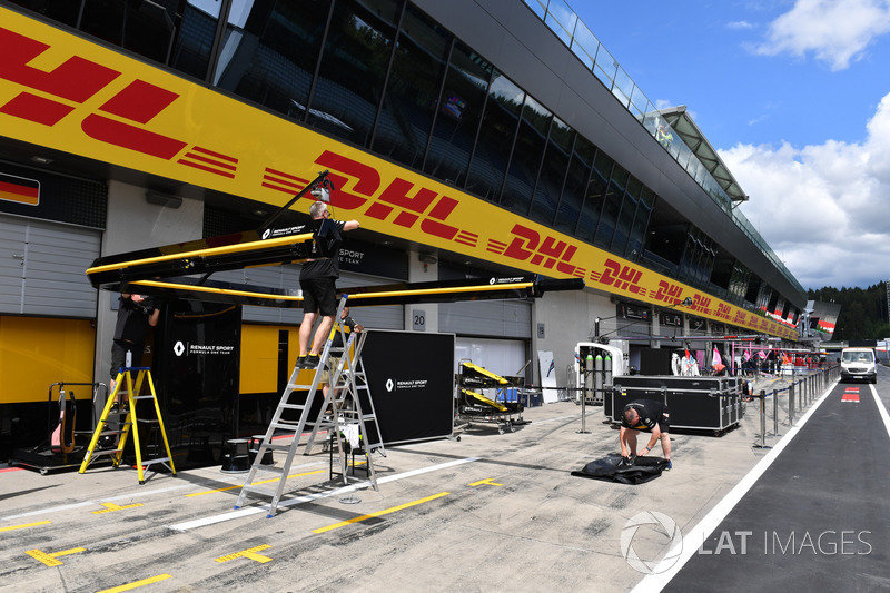 Preparazione del box del team Renault Sport F1