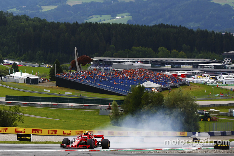 Kimi Raikkonen, Ferrari SF71H, bloque une roue