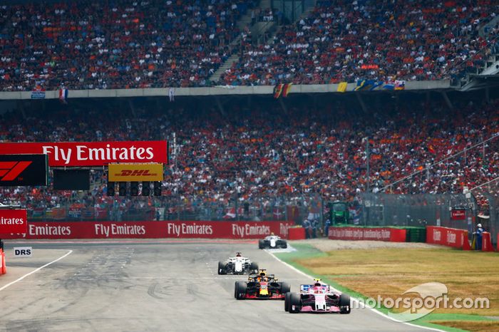 Esteban Ocon, Force India VJM11, Daniel Ricciardo, Red Bull Racing RB14