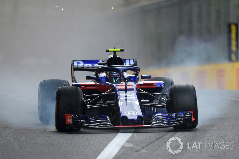 Pierre Gasly, Scuderia Toro Rosso STR13 terkunci