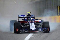 Pierre Gasly, Scuderia Toro Rosso STR13 locks up