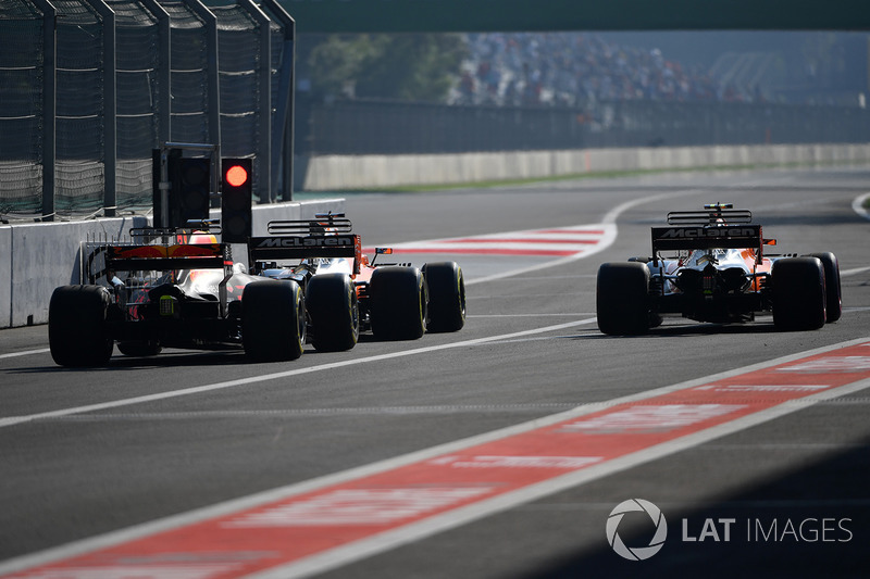 Daniel Ricciardo, Red Bull Racing RB13 ve Stoffel Vandoorne, McLaren MCL32