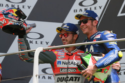Подіум: друге місце Андреа Довіціозо, Ducati Team, третє місце Валентино Россі, Yamaha Factory Racing