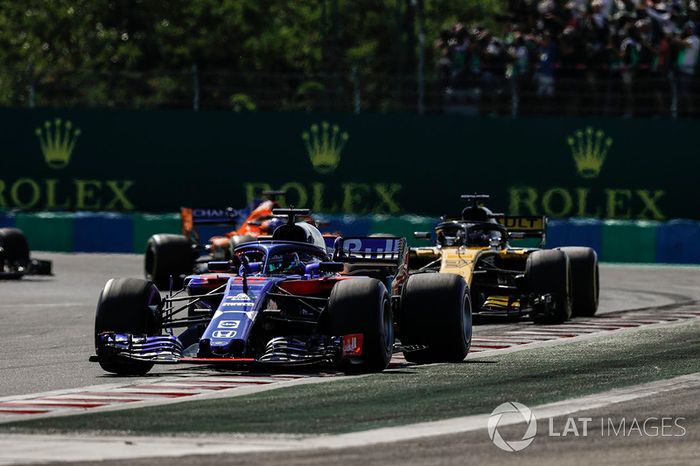 Brendon Hartley, Toro Rosso STR13, delante de  Nico Hulkenberg, Renault Sport F1 Team R.S. 18, y Fernando Alonso, McLaren MCL33
