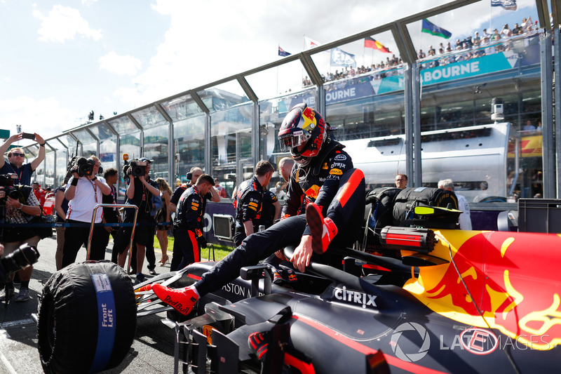 Max Verstappen, Red Bull Racing RB14 Tag Heuer, aracından çıkıyor
