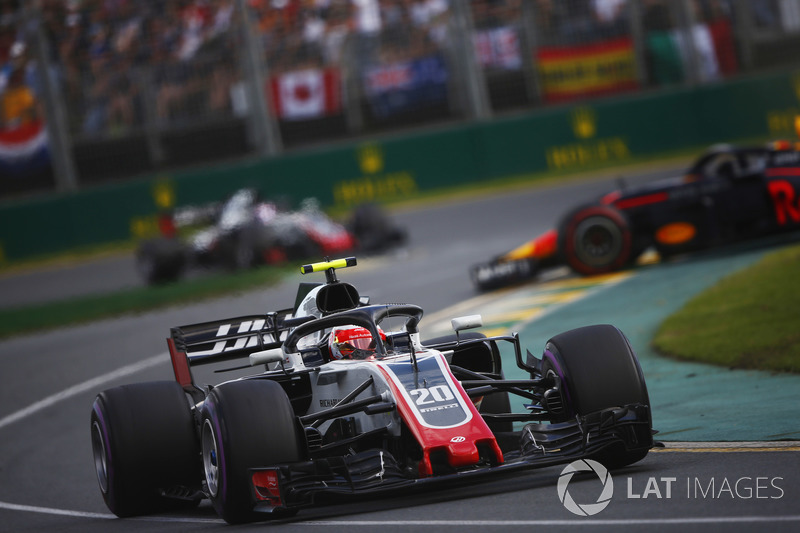 Kevin Magnussen, Haas F1 Team VF-18 Ferrari ve spin atan Max Verstappen, Red Bull Racing RB14 Tag Heuer