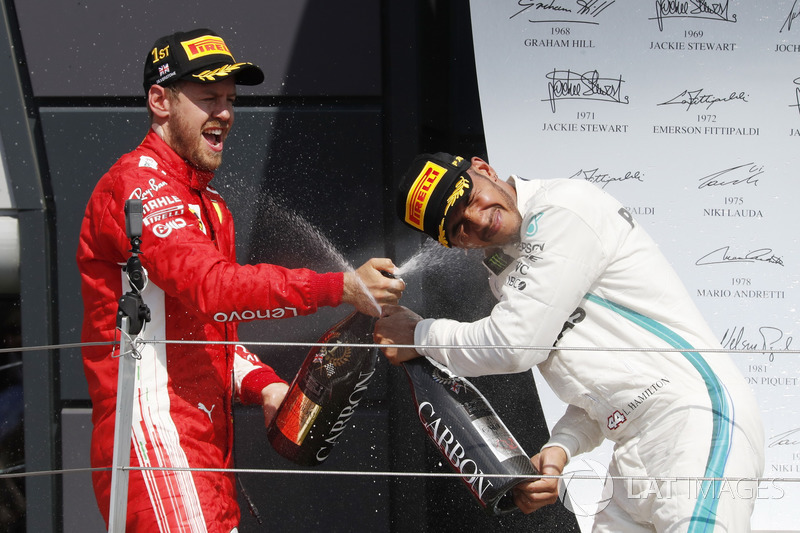 Sebastian Vettel, Ferrari e Lewis Hamilton, Mercedes-AMG F1, festeggiano sul podio con lo champagne