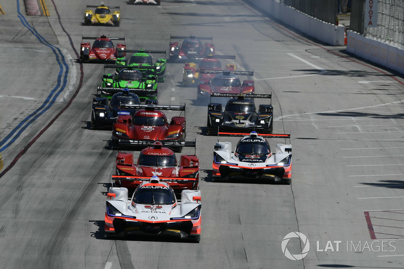 Start: #6 Acura Team Penske Acura DPi, P: Dane Cameron, Juan Pablo Montoya, #31 Action Express Racing Cadillac DPi, P: Eric Curran, Felipe Nasr