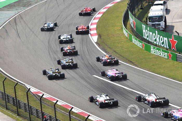 Sebastian Vettel, Ferrari SF71H y Kimi Raikkonen, Ferrari SF71H en la arrancada