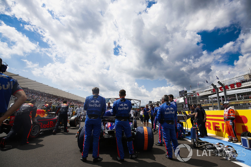 Toro Rosso engineers on the grid with Brendon Hartley, Toro Rosso STR13