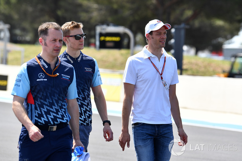 Sergey Sirotkin, Williams walks the track with Alex Wurz, Williams Driver Coach