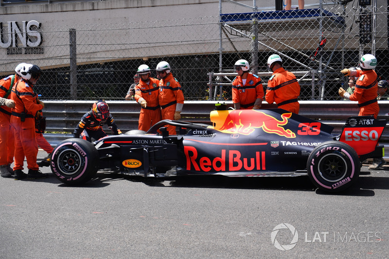 I marshal recuperano la monoposto incidentata di Max Verstappen, Red Bull Racing RB14