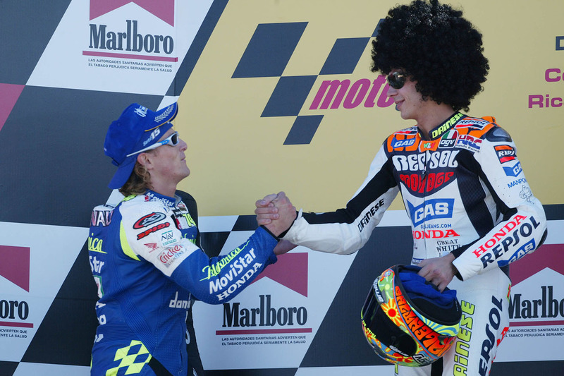 Podio: ganador, Valentino Rossi; segundo, Sete Gibernau