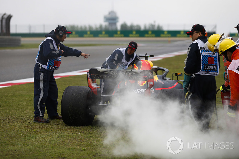 Marshals remove the smoking car of Daniel Ricciardo, Red Bull Racing RB14 Tag Heuer, after an engine failure