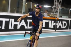 Daniel Ricciardo, Red Bull Racing cycles the track