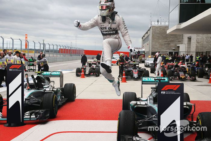 Boceto del logotipo de la F1 en el pitlane