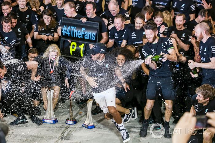 Valtteri Bottas, Mercedes AMG, Lewis Hamilton, Mercedes AMG y el equipo celebran