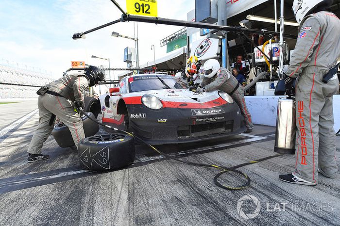 #912 Porsche Team North America Porsche 911 RSR, GTLM: Gianmaria Bruni, Laurens Vanthoor, Earl Bamber, pit stop