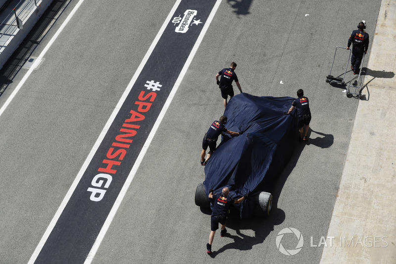 Los mecánicos llevan el coche de Daniel Ricciardo de vuelta al garaje