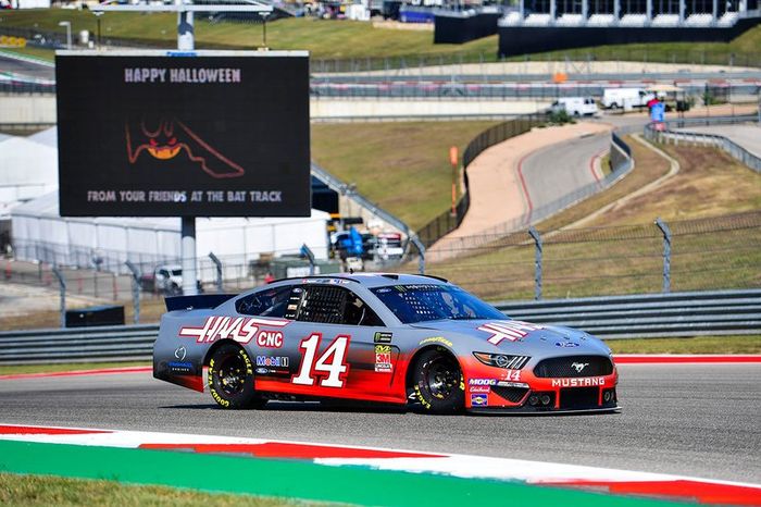 Romain Grosjean, Haas F1 Team, y Kevin Magnussen, Haas F1 Team, pilotan con Tony Stewart