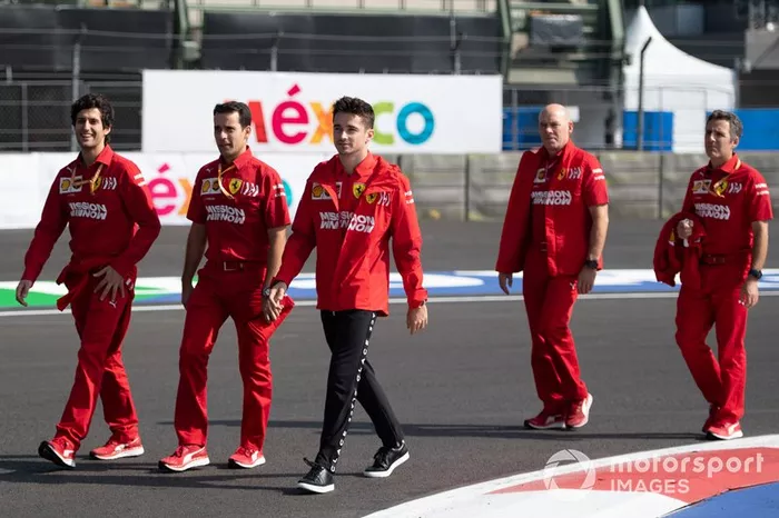 Charles Leclerc, Ferrari camina por el circuito