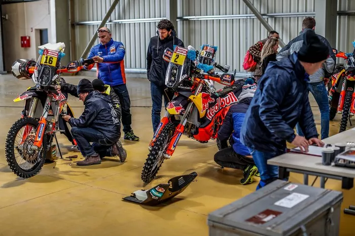 Verificaciones en Paul Ricard antes del embarque del Dakar 2020