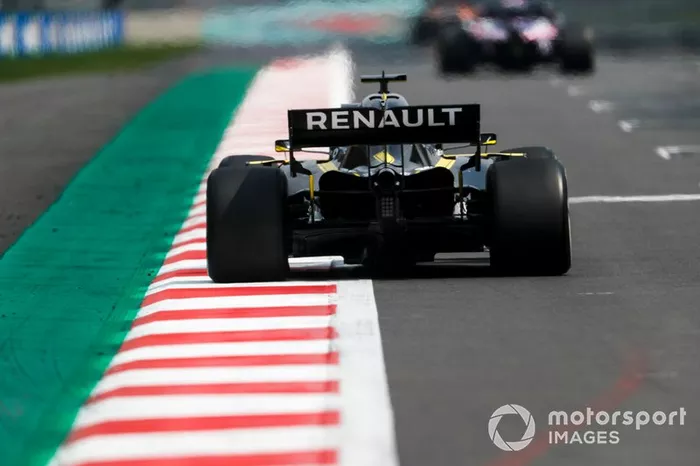 Ricciardo bromea en la parrilla de salida
