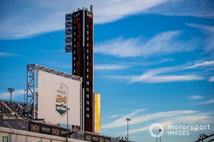 Sunrise, Scoring pylon