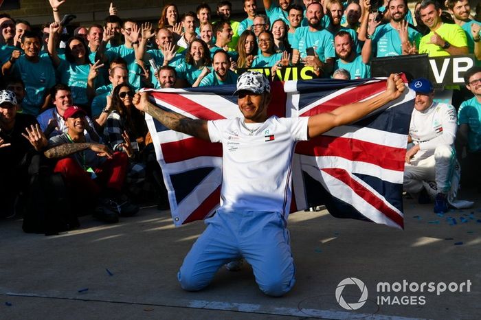 Lewis Hamilton, Mercedes AMG F1, celebra con su equipo después de conseguir su 6º título de pilotos