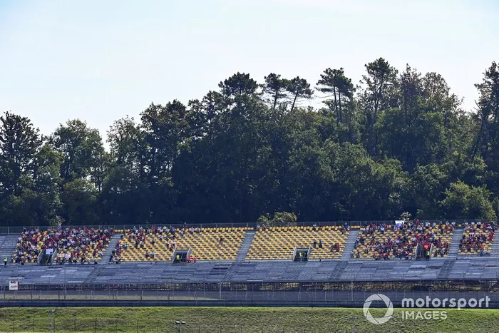 Aficionados en las gradas de Mugello