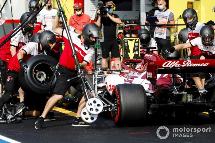 Kimi Raikkonen, Alfa Romeo Racing C39, pit stop