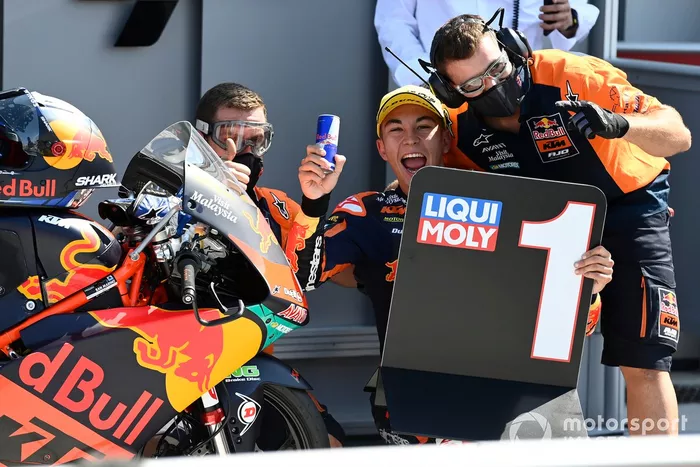 Ganador de la pole Raul Fernandez, Red Bull KTM Ajo